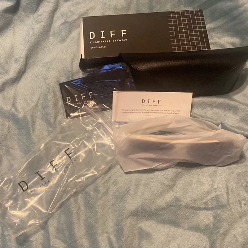 NWT Unisex DIFF EYEWEAR Sunglasses With Original Box, Glass Satin Cloth & Case - Picture 3 of 9